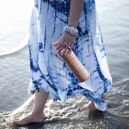 Sticla din cupru curbata cu aspect ciocanit 900ml, Forrest & Love